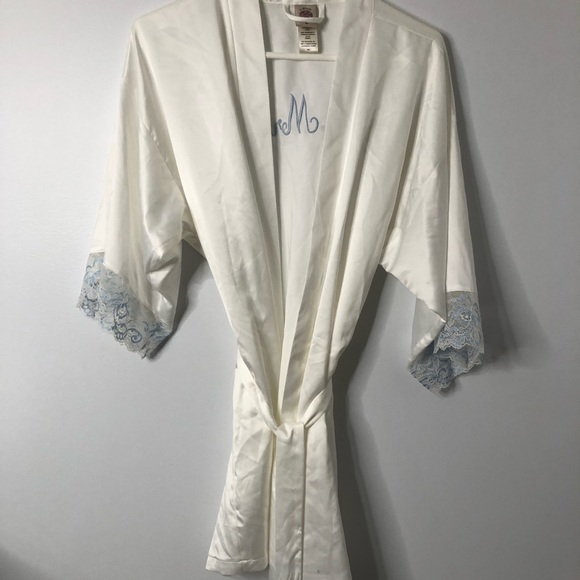 The Mrs. Robe - Picture 4 of 8